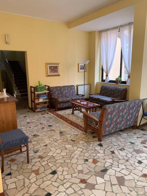 Albergo Meublè Olivi Toscolano-Maderno Exterior foto